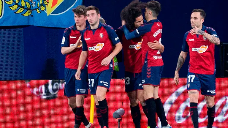 El jugador de Osasuna Aridane Hernández es felicitado por sus compañeros tras marcar el gol del empate. EFE/Domenech Castello