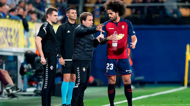 El entrenador de Osasuna, Jagoba Arrasate (2-d) da instrucciones a Aridane (d), durante el partido de Liga en Primera División ante el Villarreal disputado este domingo en el estadio de La Cerámica. EFE/Domenech Castelló