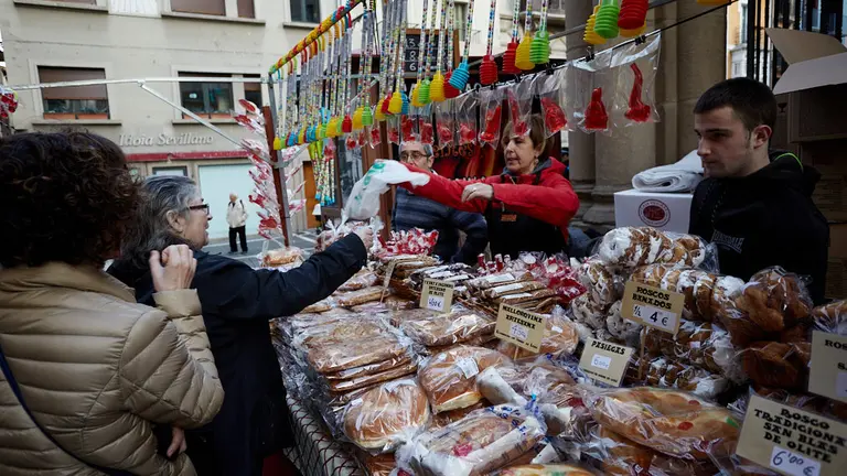 Puestos de San Blas en la plaza de San Nicolas de Pamplona. IÑIGO ALZUGARAY