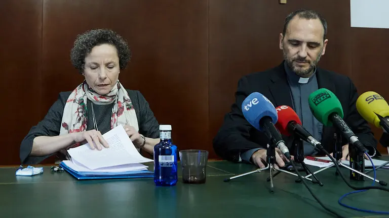 Maite Quintana y Josetxo Varela presentan la Comisión de Protección de Menores y Personas Vulnerables de la Diócesis de Pamplona y Tudela. IÑIGO ALZUGARAY