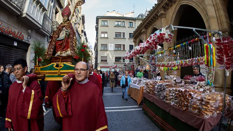 Procesión con motivo del día de San Blas en la plaza de San Nicolas de Pamplona. IÑIGO ALZUGARAY
