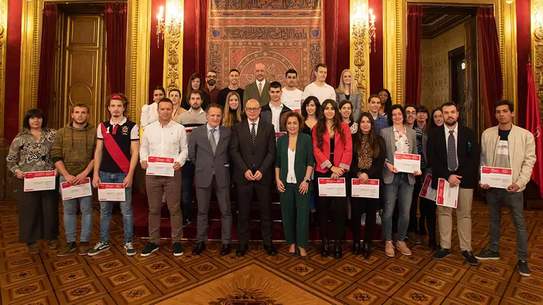 El consejero Gimeno y responsables del Departamento de Educación junto al alumnado reconocido con los premios extraordinarios de FP.  GOBIERNO DE NAVARRA