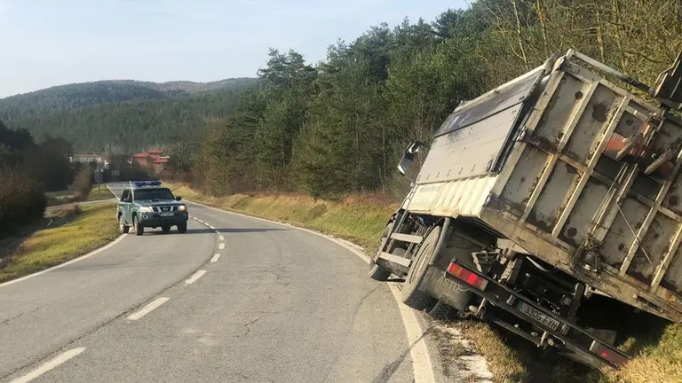 Un camión se sale de la vía, sin heridos, en Zubiri y obliga a paso alternativo. GUARDIA CIVIL