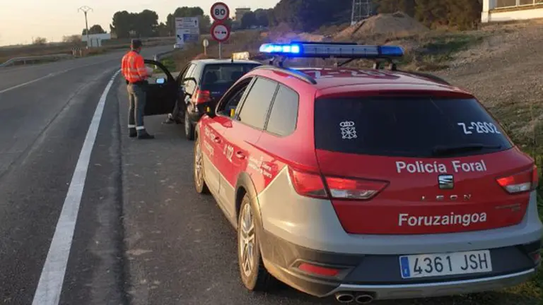 Control de la Policía Foral a un vehículo en Valtierra POLICÍA FORAL