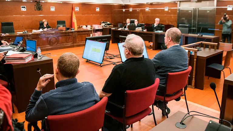 GRAFCAV2272. VITORIA, 03/02/2020.- El exdirector del área arqueológica, Eliseo Gil (c), junto a los otro dos acusados, Ruben Cerdan (i) y Oscar Escribano (d), durante su declaración este lunes en el juicio por la supuesta falsificación de grafitos en el yacimiento alavés de Iruña-Veleia.EFE/ Jon Rodríguez Bilbao
