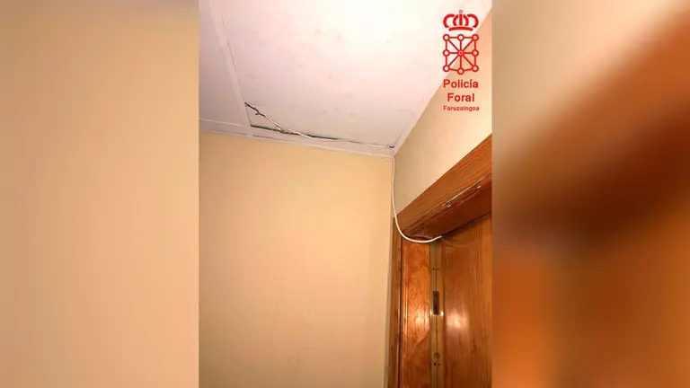 Imagen de la conexión detectada en un rellano de Huarte. POLICÍA FORAL