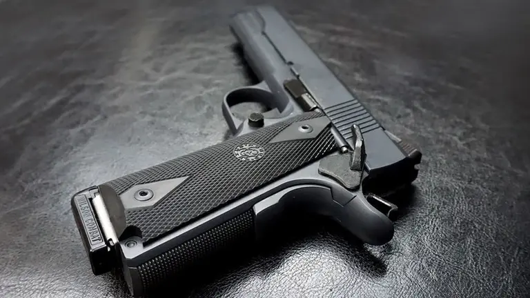 Una pistola sobre una mesa. ARCHIVO