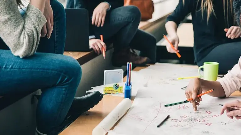 Varios estudiantes trabajando. ARCHIVO