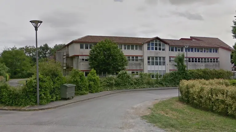 Instalaciones del Liceo Navarro de San Juan de Pie de Puerto, donde dos alumnas han denunciado una violaci&oacute;n grupal. NAVARRA.COM