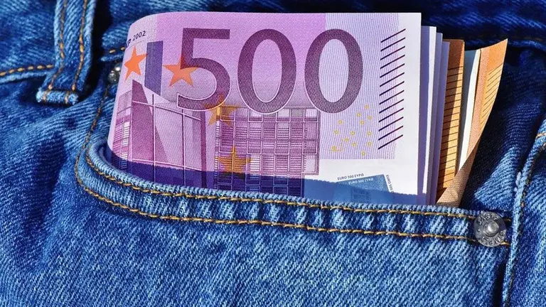 Una persona con varios billetes en su bolsillo. ARCHIVO