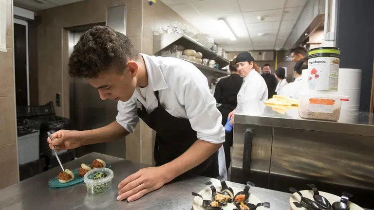 Uno de los trabajadores del programa Incorpora de laCaixa. CEDIDA