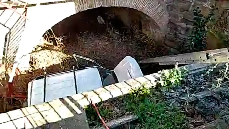 Vehículo siniestrado tras caer por un puente en Lodosa. TWITTER