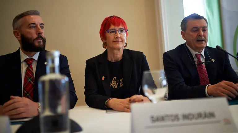 La consejera de Salud, Santos Induráin, asiste a la presentación del nuevo sistema de validación de la receta privada, en soporte papel. MIGUEL OSÉS