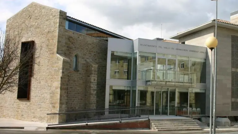 Fachada del Ayuntamiento del Valle de Aranguren. AYUNTAMIENTO DEL VALLE DE ARANGUREN