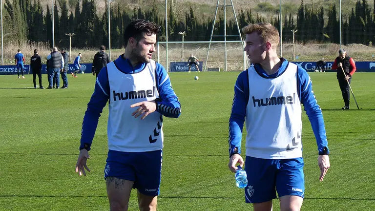 José Arnaiz junto a Toni Lato (derecha) en las instalaciones de Tajonar. Navarra.com