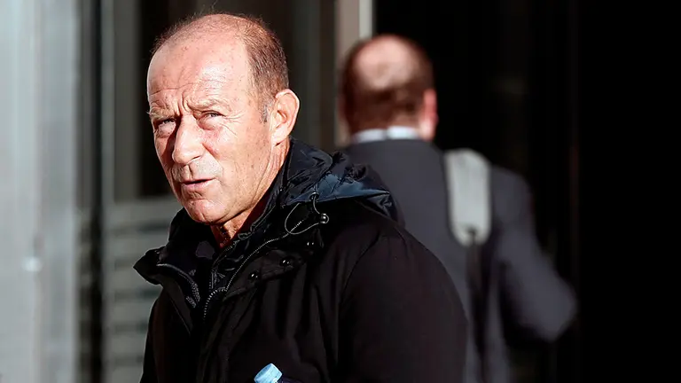 El exfutbolista y exentrenador argentino del Betis en los últimos cuatro meses de la temporada 2013-2014, Gabriel H. Calderón, ha negado rotundamente que el equipo sevillista se dejara ganar en el partido Osasuna-Betis y ha afirmado que, si sabe que alguno de sus jugadores cobra dinero por perder, lo denunciaría públicamente. Calderón ha declarado como testigo en el juicio que se sigue en la Audiencia Provincial de Navarra por el presunto amaño, por parte de exdirectivos de Osasuna, de los dos últimos partidos de la temporada 2013-2014, el Betis-Valladolid (resultado de 4-3) y el Osasuna-Betis (2-1). EFE/ Jesús Diges.