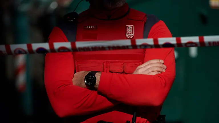 La Policía Foral acordona la calle Río Irati en el barrio de la Milagrosa por la presencia de una persona presuntamente armada y atrincherada en su casa tras ponerse en marcha una operación antidroga. MIGUEL OSÉS