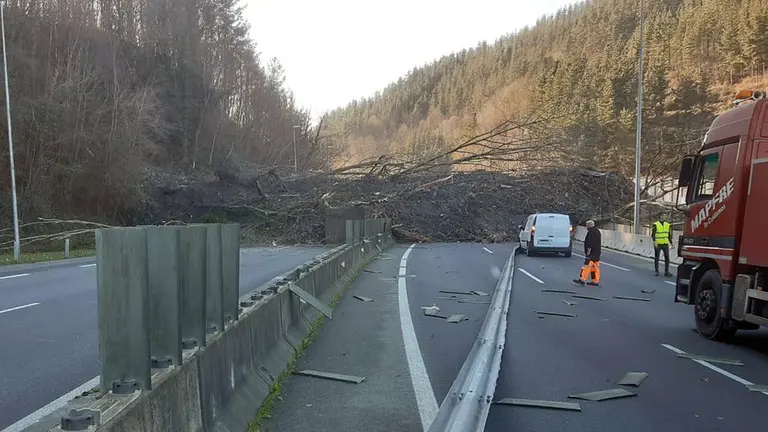 Vista de la Autopista A-8 cortada por un desprendimiento. SOS DEIAK
