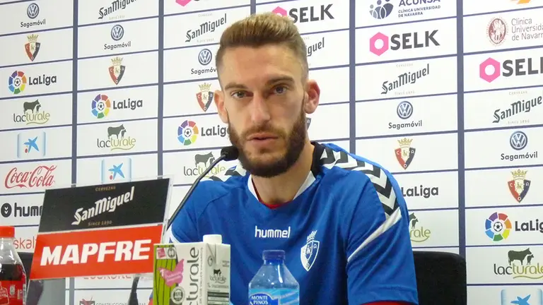 Roberto Torres en una rueda de prensa en Tajonar. Navarra.com