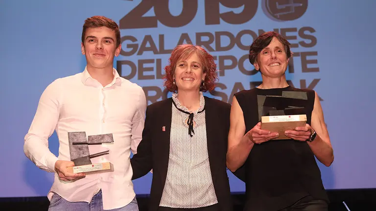 Manu Quijera y Amaia Osaba rodean a la consejera Rebeca Esnaola. Navarra.es