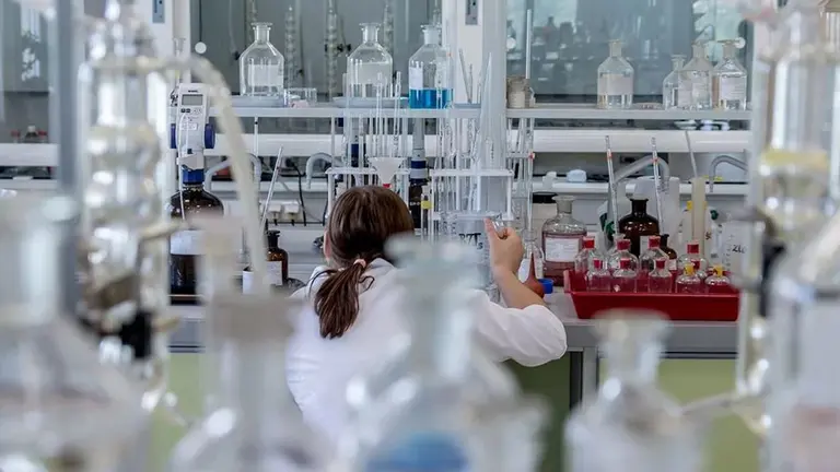 Una investigadora trabajando en un laboratorio. ARCHIVO