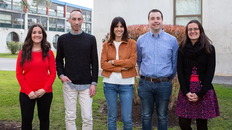 Doctores y doctoras premiados, en el campus de Arrosadia de la UPNA. UPNA