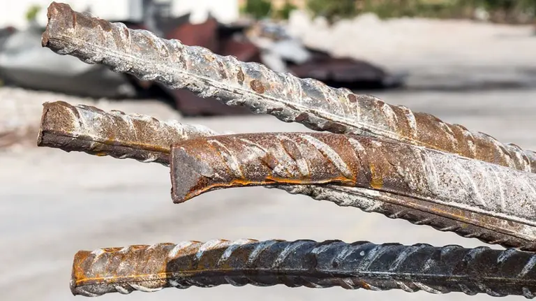 Varias barras de hierro en un descampado ARCHIVO