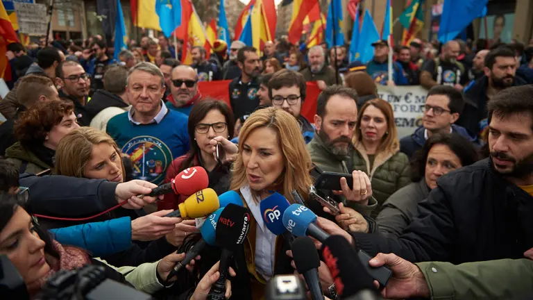 Los responsables de la Asociación JUSAPOL, la Asociación de Guardias Civiles JUCIL y del sindicato policial JUPOL participan en una concentración frenta a delegación de gobierno en Pamplona. MIGUEL OSÉS