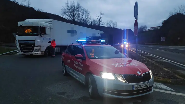 Control a un conductor de camión en la N-121-A POLICÍA FORAL