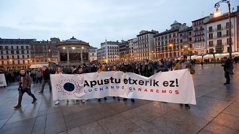 GRAF7154. PAMPLONA, 08/02/2020.- Una manifestación en contra de las casas de apuestas ha recorrido esta tarde las calles de Pamplona, nutrida por cientos de personas, en su mayoría jóvenes, que previamente habían salido desde otras localidades de la comarca, sumando a su paso a vecinos de otros municipios y barrios de la capital. EFE/Villar López
