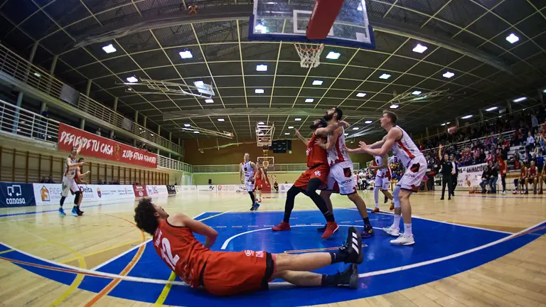 Partido entre el Basket Navarra y el Zamora en el polideportivo Arrosadía. MIGUEL OSÉS
