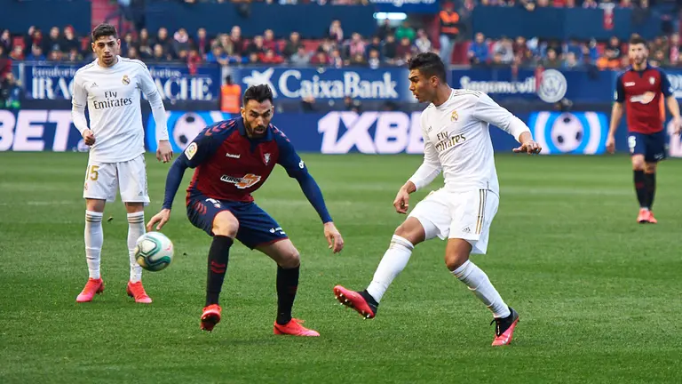 Enric Gallego y Casemiro en el partido entre Osasuna y Real Madrid en El Sadar. MIGUEL OSÉS