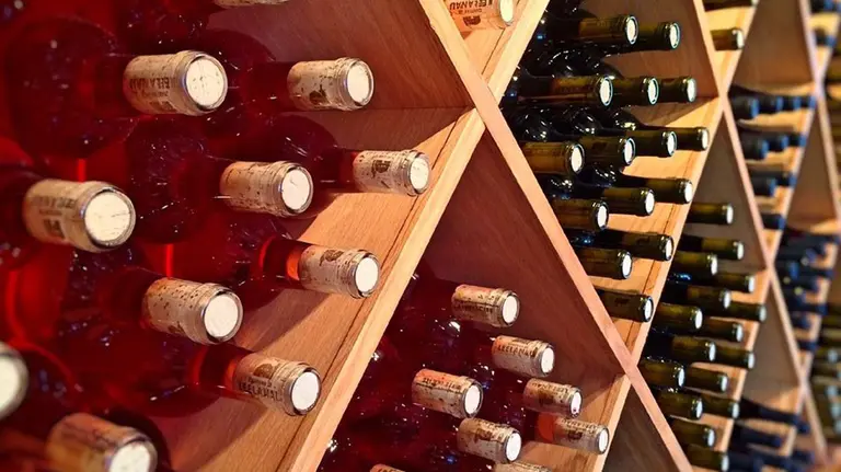 Botellas de vino apiladas en una tienda ARCHIVO