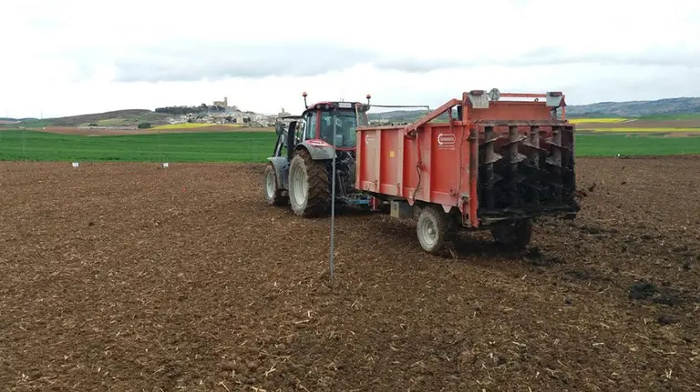 Abonado de un campo por parte de agricultores. CEDIDA.