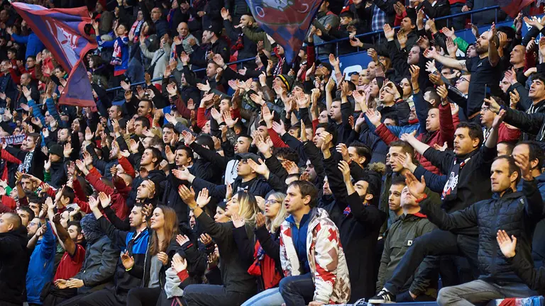 La grada de Osasuna durante el partido contra el Madrid en El Sadar. MIGUEL OSÉS