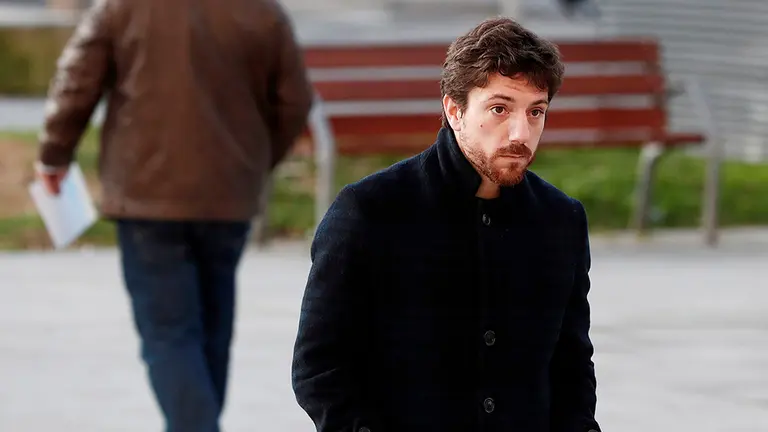 GRAFCAV2462. PAMPLONA, 10/02/2020.- El exjugador de Osasuna Sisinio González Martínez, "Sisi", llega al Palacio de Justicia de Navarra donde este lunes declara como testigo en el juicio por presunto amaño de partidos de fútbol. EFE/ Jesús Diges
