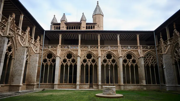 La consejera de Cultura y Deporte, Rebeca Esnaola; la directora territorial de CaixaBank, Isabel Moreno; el presidente de la Fundación Caja Navarra, Javier Miranda; el deán de la Catedral, Carlos Ayerra; y la dirección del proyecto, Leopoldo Gil, Violeta Romero y Nora Oroz presentan la restauración del Calustro de la Catedral de Pamplona. PABLO LASAOSA