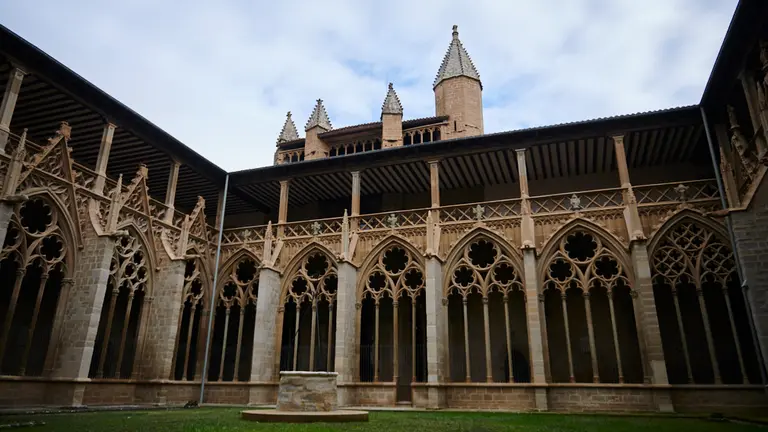 La consejera de Cultura y Deporte, Rebeca Esnaola; la directora territorial de CaixaBank, Isabel Moreno; el presidente de la Fundación Caja Navarra, Javier Miranda; el deán de la Catedral, Carlos Ayerra; y la dirección del proyecto, Leopoldo Gil, Violeta Romero y Nora Oroz presentan la restauración del Calustro de la Catedral de Pamplona. PABLO LASAOSA
