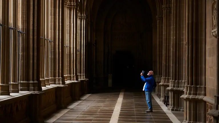 La consejera de Cultura y Deporte, Rebeca Esnaola; la directora territorial de CaixaBank, Isabel Moreno; el presidente de la Fundación Caja Navarra, Javier Miranda; el deán de la Catedral, Carlos Ayerra; y la dirección del proyecto, Leopoldo Gil, Violeta Romero y Nora Oroz presentan la restauración del Calustro de la Catedral de Pamplona. PABLO LASAOSA