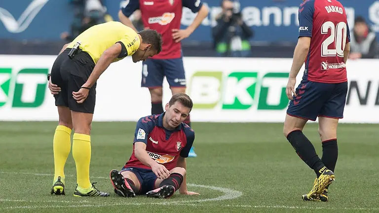 Jon Moncayola cae lesionado al césped de El Sadar en el partido ante el Real Madrid. OSASUNA