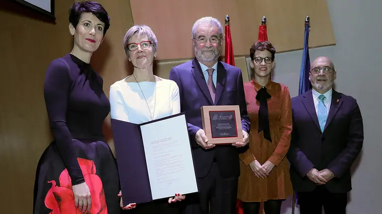 Elma Saiz, Lia Versteeg (esposa del homenajeado), José María Zabala, la Presidenta Chivite y Juan Cruz Cigudosa.