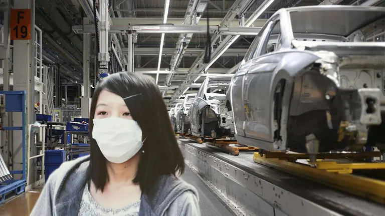 Montaje de una mujer con mascarilla y la cadena de montaje de Volkswagen Navarra. NAVARRA.COM