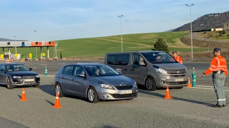 Control de tráfico de la Policía Foral en los peajes de Imárcoain de la AP-15 POLICÍA FORAL