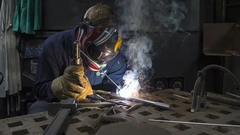 Trabajador en una fábrica. ARCHIVO