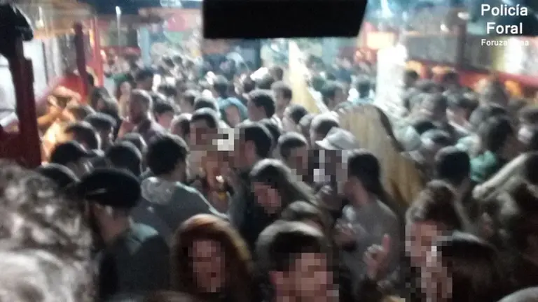 Denunciado un bar de Tafalla por superar el aforo en un 225%. POLICÍA FORAL