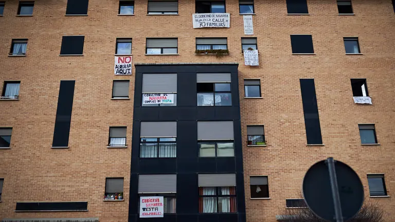 Edificio en la Rochapea amenazado de desahucio. MIGUEL OSÉS
