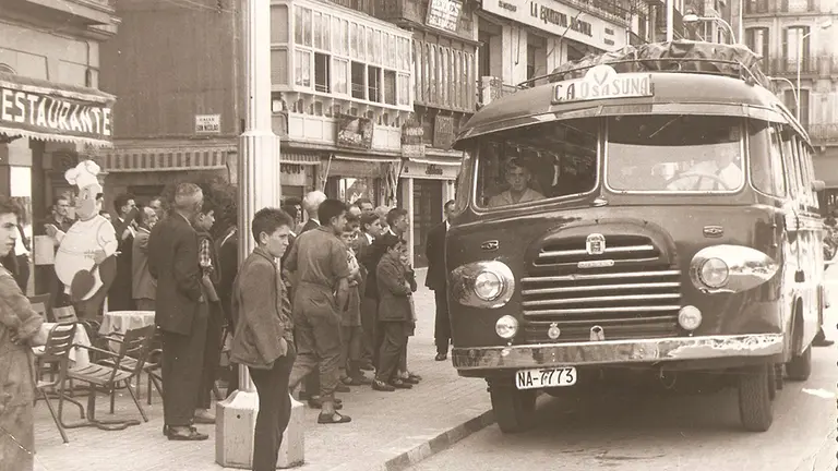 Antiguo autobús de Osasuna saliendo desde la Plaza del Castillo. Cedida.