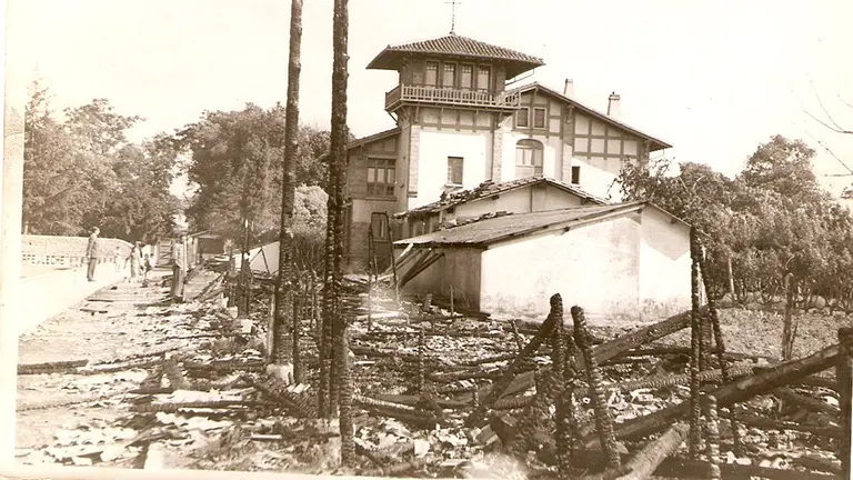 La vieja tribuna de madera del campo de San Juan ha sido presa del fuego. Cedida.