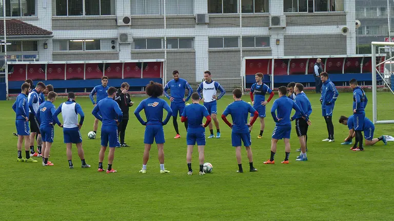 Arrasate junto a sus jugadores de Osasuna en Tajonar