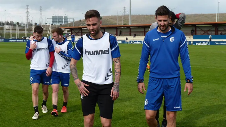 Los jugadores de Osasuna Rober Ibáñez y Raúl Navas en Tajonar. Navarra.com